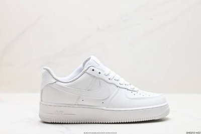 真标耐克nike Air Force 1'07 空军一号低帮百搭休闲运动板鞋。柔软、弹性十足的缓震性能和出色的中底设计，横跨复古与现代的外型结合，造就出风靡全球