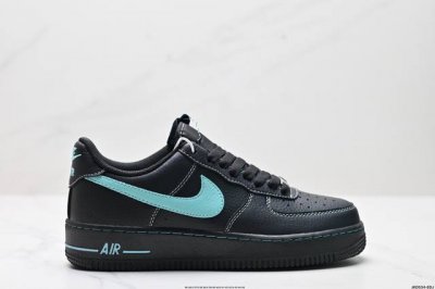 公司级耐克Nike Air Force 1“07空军一号低帮百搭休闲运动板鞋。柔软、弹性十足的缓震性能和出色的中底设计，横跨复古与现代的外型结合，造就出风靡全球