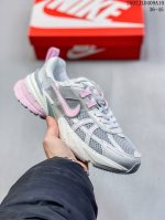 Nike V2K Run 复古单品 全新批次 纯原级别 复古老爹鞋跑步鞋 鞋款被命名为 Runtekk 设计上借鉴了 2000 年的跑鞋风格 配色上以金属银为主