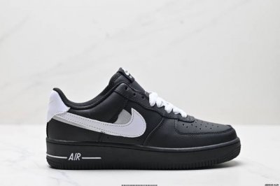 真标耐克Nike Air Force 1“07空军一号低帮百搭休闲运动板鞋。柔软、弹性十足的缓震性能和出色的中底设计，横跨复古与现代的外型结合，造就出风靡全球三