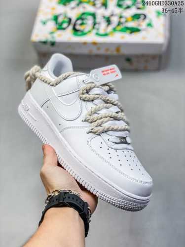 公司级带半码耐克Nike AIR FORCE 1‘07 空军一号低帮百搭休闲运动板鞋。柔软、弹性十足的缓震性能和出色的中底设计，横跨复古与现代的外型结合，造就出