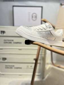 Gucci 古驰顶级进口材料 极为亲肤舒适 摸上去非常的细腻 版型上很正 进口牛皮+真皮内里+几何构图案 奢华生动 图案透气不闷热 更为牢固耐穿 色彩更为鲜艳绚