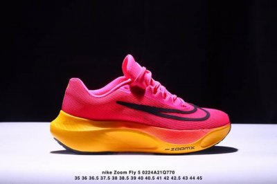 耐克 Nike Zoom Fly 5 运动鞋男女士公路跑鞋竞速跑步鞋厚底增高老爹鞋。采用耐用的设计，不仅可以部署在您最喜欢的比赛的起跑线上，还可以部署在征服后的