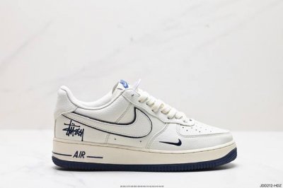 公司级耐克nike Air Force 1 Low 空军一号低帮百搭休闲运动板鞋。柔软、弹性十足的缓震性能和出色的中底设计，横跨复古与现代的外型结合，造就出风靡