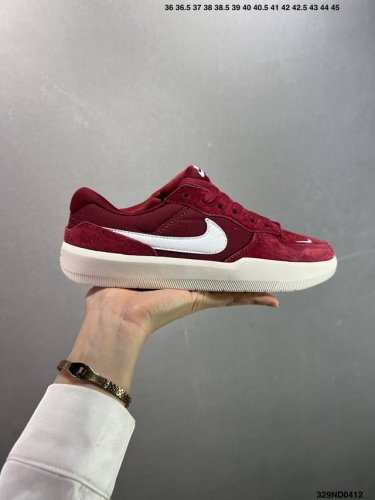 耐克Nike Sb Force 58是一款将前沿创新带入街头的单品，它具有硫化杯底，具有出色的耐用性和灵活性。使用帆布和绒面革，在饰面上放置通风口，它自始至终都