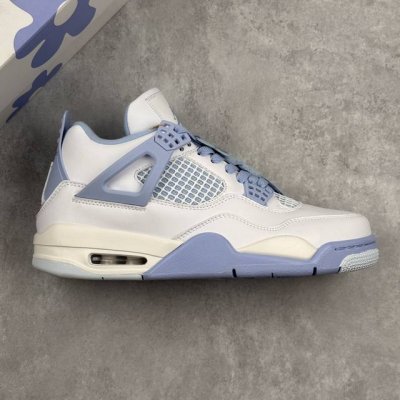 本地 核心私 Wmns Air Jordan 4 Retro Aluminum 白蓝色 Aj4 乔丹4代 乔丹篮球鞋系列 鞋身整体以白色皮革为主色调，辅以浅蓝色