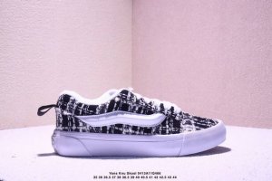 Vans Knu Skool 小香风奶牛白 以简约优雅为特点，采用粗花呢、毛呢等质感面料，搭配金属链条、菱格纹或珍珠等经典装饰元素。鞋型多为低跟或平底设计，整体