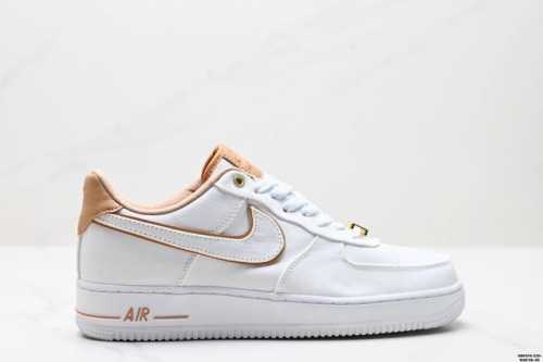 真标耐克Nike Air Force 1“07空军一号低帮百搭休闲运动板鞋。柔软、弹性十足的缓震性能和出色的中底设计，横跨复古与现代的外型结合，造就出风靡全球三