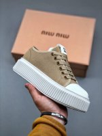 Miumiu缪缪时装周Miu Miu 2025春夏系列秀场本季Miu Miu延续了该风格推出了专属款，整体鞋型线条简约＋轻薄鞋底设计，配色大胆时尚~相信还会 春