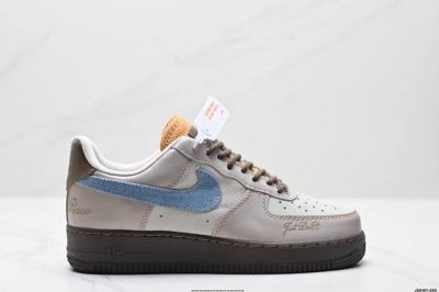 真标耐克Nike Air Force 1“07空军一号低帮百搭休闲运动板鞋。柔软、弹性十足的缓震性能和出色的中底设计，横跨复古与现代的外型结合，造就出风靡全球三