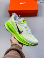 公司级Nike Vomero 18 耐克 舒适减震防滑 低帮跑步鞋 全掌Reactx泡绵中底 前掌和后跟还配备了Air Zoom气垫单元 据说跑起来更快更舒适哦