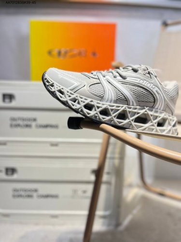 dior迪奥 B35 圆头系带 低帮 生活休闲鞋 采用轻盈的橡胶精心制作 饰以曲纹藤格纹 Cosmo图案 重新诠释经典设计 镂空设计搭配橡胶内底若隐若现 呈现鲜