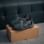 120 核心私 椰子Slide侃爷同款 黑色 Yeezy凉拖鞋 夏季洞洞鞋 一字拖外穿沙滩鞋 尺码: 36 36.5 37.5 38 38.5 39 40 40
