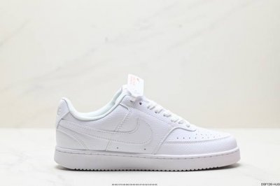 真标nike Court Vision Low 低帮百搭透气休闲运动板鞋，经典耐用的设计，兼顾舒适脚感和出众风范，演绎匠心之作。结构性的支撑贴合感结合复古篮球设