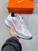 公司级Nike Quest 6极速6代网面透气 时尚休闲跑步鞋 简约高科技设计采用多层材料，为双足带来凉爽感受和稳固体验时尚鞋面搭配中足包覆设计，提供稳固贴合感