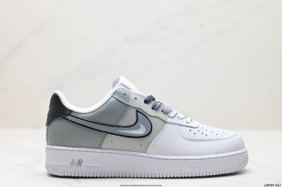 真标耐克nike Air Force 7 空军一号低帮百搭休闲运动板鞋。柔软、弹性十足的缓震性能和出色的中底设计，横跨复古与现代的外型结合，造就出风靡全球三十多