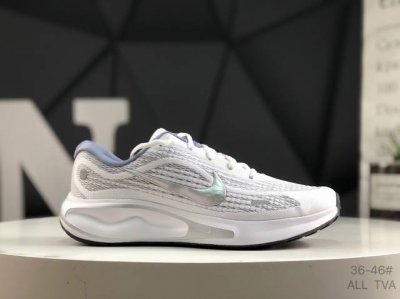 耐克 Nike Journey Run 跑步鞋 使用了新型的缓震材料 脚感偏韧 后跟有加厚的海绵填充 鞋子前掌和后掌做了加宽设计 增加了跑步时的稳定性 织物加网