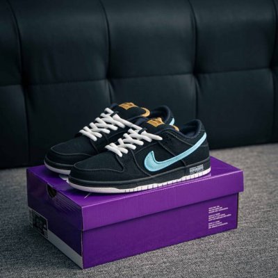 核心私 Nike Dunk 全套原楦原模倾力打造完美版型 独家原厂航空铝磨具打磨大底 鞋头坡度极致还原 无解鞋型 原盒原配 圈内天花板工艺 原厂冲刀 超高清洁度