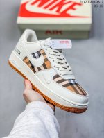 公司级耐克nike Air Force 1 Mid 07 空军一号低帮百搭休闲运动板鞋。柔软、弹性十足的缓震性能和出色的中底设计，横跨复古与现代的外型结合，造就