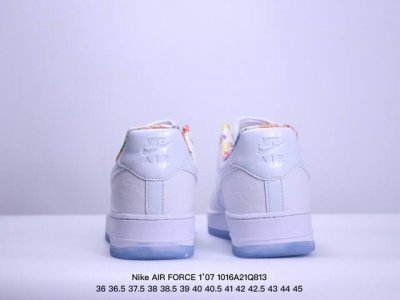 真标耐克nike Air Force 7 空军一号低帮百搭休闲运动板鞋。柔软、弹性十足的缓震性能和出色的中底设计，横跨复古与现代的外型结合，造就出风靡全球三十多