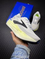 B 公司级Brooks 布鲁克斯Glycerin Max 超级甘油 厚底马拉松缓震跑鞋 该鞋以厚实的中底和高分子注氮技术为特点 提供极致的缓震性能 鞋面柔软厚实