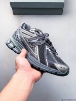 new Balance M1906Ri Nb宝藏老爹鞋款，复古元素叠加，质感超级棒，楦版型材料细节做工精细，货如实拍图 作为Nb最经典的档案鞋型之一，与 2一样