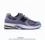 公司级new Balance 2002R 跑鞋 沿袭了面世之初的经典科技，以 Encap 中底配以升级版 N-Ergy 缓震物料。鞋面则采用特色的柔软麂皮搭以