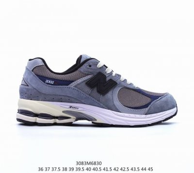 公司级new Balance 2002R 跑鞋 沿袭了面世之初的经典科技，以 Encap 中底配以升级版 N-Ergy 缓震物料。鞋面则采用特色的柔软麂皮搭以