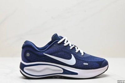 公司级nike Journey Run 2024跑步鞋 使用了新型的缓震材料 脚感偏韧 后跟有加厚的海绵填充 鞋子前掌和后掌做了加宽设计 增加了跑步时的稳定性