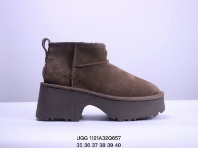 Ugg 雪地靴 女鞋广东原产，采用tpu模压鞋面内嵌人造卷曲羊毛，鞋面具有防水功能，选用7毫米uggpure 植入式羊毛里衬与可拆卸的uggpure 植入式羊毛