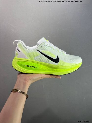 公司级Nike Vomero 18 耐克 舒适减震防滑 低帮跑步鞋 全掌Reactx泡绵中底 前掌和后跟还配备了Air Zoom气垫单元 据说跑起来更快更舒适哦