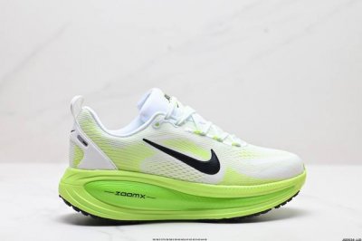 公司级nike Vomero 18 耐克 舒适减震防滑 低帮跑步鞋 全掌reactx泡绵中底 前掌和后跟还配备了air Zoom气垫单元 据说跑起来更快更舒适哦