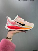 公司级Nike Vomero 18 耐克 舒适减震防滑 低帮跑步鞋 全掌Reactx泡绵中底 前掌和后跟还配备了Air Zoom气垫单元 据说跑起来更快更舒适哦