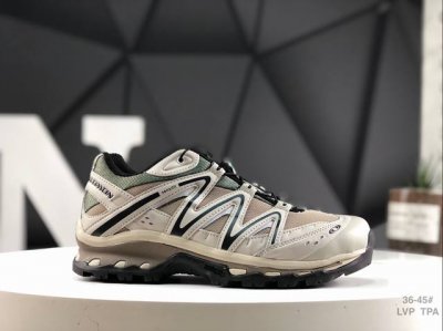 230 萨洛蒙 探索者系列户外越野跑鞋 Xt-Quest Adv Beige鞋面采用Sensifit贴合技术 全方位贴合包裹脚型 鞋跟部鞋底牵引设计 提供强大的