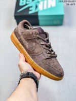 真标 耐克 Nike Sb Dunk Low Pro 男女同款运动鞋复古板鞋。采用柔软皮革鞋面，经久耐穿，塑就如元年款 Dunk 般的复古质感。鞋头透气孔，搭配