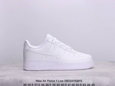 真标耐克nike Air Force 7 空军一号低帮百搭休闲运动板鞋。柔软、弹性十足的缓震性能和出色的中底设计，横跨复古与现代的外型结合，造就出风靡全球三十多