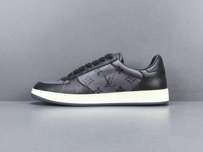 渠道优势 ！ 专柜版 驴牌 Louis Vuitton Rivoli 帆布 系带圆头平跟 低帮 时尚板鞋 男款 白灰 尺码 38 39 40 41 42 43