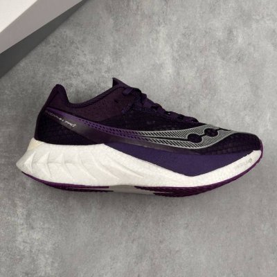 本地 核心私 公司级Saucony索康尼 Endorphin pro 4系列 低帮缓震跑步鞋 索康尼推出的跑鞋是一款外观激进但脚感舒适的跑鞋 采用了全新的中底设