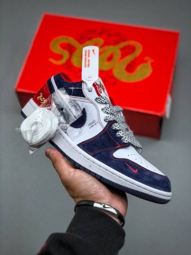 蛇年2025限量发售！#蛇年先行者公司级 #Jordan 1 Low “蓝白蛇勾高奢蛇年定制款” 个性的设计风格以及品牌的经典元素 使其成为一双具有独特身份和价