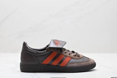 230 公司级Adidas Handball Spezial 阿迪达斯经典款 复古休闲板鞋 全鞋采用反毛皮制作 牛筋耐磨大底 承载青春情怀的板鞋 经典三条杠装饰