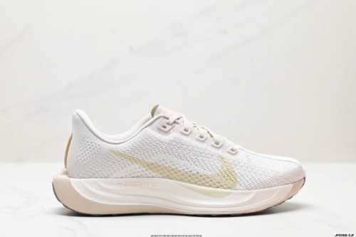 公司级升级原楦原纸版数据开发 采用弹性 Flyknit 飞织鞋面材质 内里嵌入定型海绵 全掌型 Zoomx 泡绵中底 外置防滑耐磨橡胶底片竞训神鞋飞马Plus回