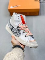 耐克 Nike Blazer Mid '77 Jumbo 女士运动鞋 抓地板鞋革新重塑经典街头人气鞋款。采用人气传统外观，巧搭大号耐克勾勾设计和宽大鞋带。柔软泡