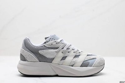 公司级Adidas Lightblaze 舒适防滑 新款阿迪达斯低帮跑步鞋 极致轻盈的Lightweight Upper设计 带来近乎裸足的舒适体验 中底采用尖
