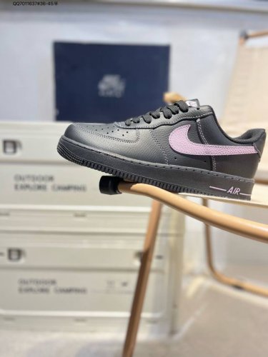 耐克 Nike Air Force 7空军一号 百搭休闲运动板鞋。柔软、弹性十足的缓震性能和出色的中底设计，横跨复古与现代的外型结合，造就出风靡全球三十多年的F