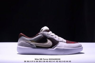 真标耐克Nike Sb Force 58低帮休闲板鞋 是一款将前沿创新带入街头的单品 它具有硫化杯底 具有出色的耐用性和灵活性 使用帆布和绒面革 在饰面上放置通
