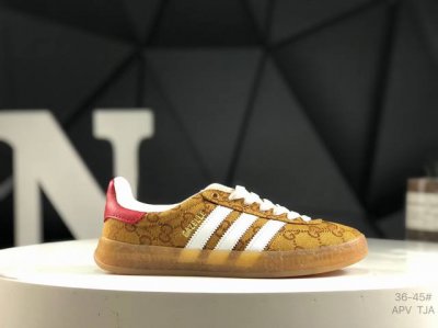 真标带半码重磅联名 Adidas｜Gucci 三叶草Logo与标志性三条杆为设计元素 将其与独属于的Gucci 双方选择Adidas Originals经典鞋型