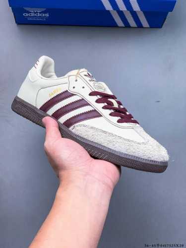 二层真标！Adidas Samba Og 经典鞋款 Adidas 近70年的经典Samba Og 修长的鞋楦,略微尖尖的鞋头,翻毛皮的鞋头拼接,这些我们都看得到