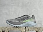 Hoka One One U Rocket X 2 耐磨透气低帮 跑步鞋 使用peba超临界发泡泡棉中底，能量回馈效率较上一代高 44% 带来更强大的缓震回弹和