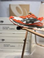 Asics Gel-Nyc亚瑟士经典跑鞋 如今机能风和户外风吹得正劲，便是主打“Urban Outdoor机能越野风格”，城市和户外场景都能轻松应对。关键是跑鞋