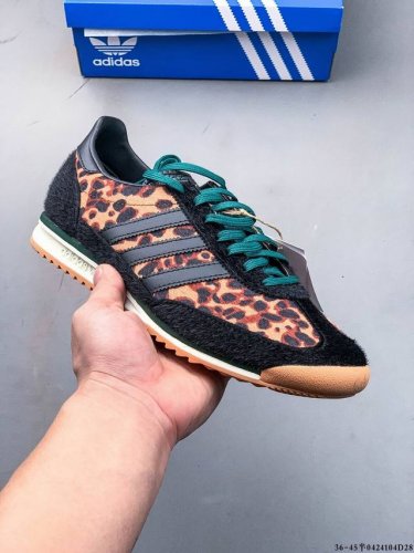 集图 阿迪达斯Adidas Sl 72 Rs 全新重置版本，将这款复古鞋型用尼龙材质呈现，最终拼接麂皮材质，让该鞋型上脚既有舒适透气性又有满满的复古质感 04